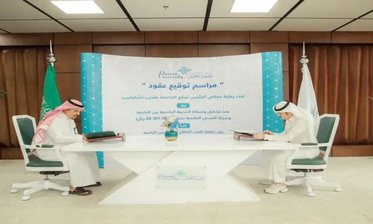 يظهر في الرجل الصورةتان يرتديان الغترة السعودية مع العقال والبشت السعودي، يقوم للجنسين بتوقيع مستندات موثوقة بالتشغيل والصيانة والتحكم في النظافة على الطاولة. ويبرز خلفهما وتحمل شعارات جامعة القصيم ونصاً عربياً رسمياً، كما تزين أعلام المملكة العربية السعودية من الدعم، وذلك في رحاب المدينة الجامعية.