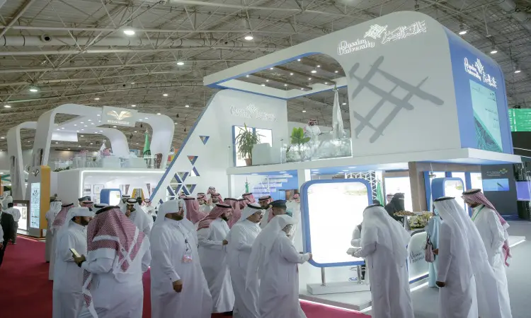 يجتمع عدد من الأشخاص مرتدين الغترة أو الشماغ السعودي مع العقال، بالإضافة إلى البشت السعودي التقليدي، في أجنحة عرض حديثة ومضيئة من خلال المؤتمرات والمعرض الدولي للتعليم في مدينة الرياض، وذلك ضمن قاعة واسعة ذات أسقف عالية وعروض جاهزة للبيانات.
