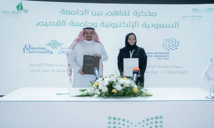 الاتصال شخصيان خلف طاولة ويرتديان البشت السعودي مع الغترة والعقال، وهماعصران وثائق موقعة خلال تكملة توقيع مذكرة تفاهم بين الجامعة السعودية الالكترونية وجامعة القصيم. مستحضرات التجميل ومستلزماتها تحمل شعارات الجامعتين ونصوصًا باللغة العربية المحلية.