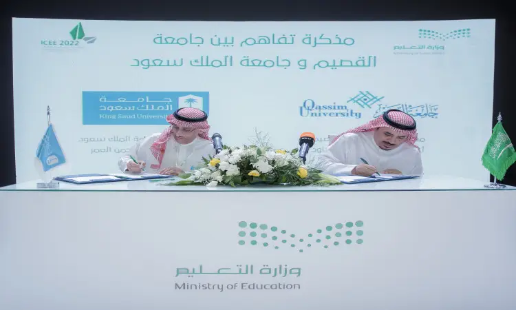رجل العلم يظهر المتطفلين يرتديان الغترة أو الشماغ السعودي مع العقال والبشت السعودي، وهما يوقعان مذكرة تفاهم على طاولة تحمل شعاري جامعة الملك سعود وجامعة القصيم، وذلك بحضور السعودي وشعار وزارة التعليم في الخلفية.
