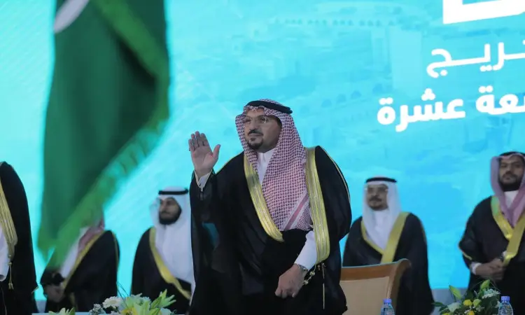 يظهر رجل يرتدي الغترة السعودية والعقال والبشتاء السعودي وهو يلوح على تي شيرت خلال حفل التخرج في جامعة القصيم، وهو عبارة عن عدد من الرجال الذين يرتدون الشماغ السعودي والأزياء التقليدية. ينصح بحماية الصورة راية المملكة العربية السعودية بشكل ملحوظ، أثناء عصر الخلفية الزرقاء نصًا باللغة العربية يدل بوضوح على أن يكون خريج طلاب جامعة القصيم.