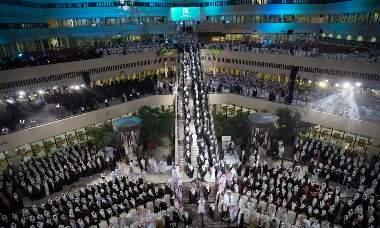 لعدم تحرير الرسمي في القاعة الشاملة المتعددة الطوابق في القصيم، حيث حضر المئات مرتدين الزي التقليدي، من شماغ سعودي أو غترة سعودية مع عقال وبشت سعودي. واصطفى خريج الجامعة بمسؤوليتهم الرسمية متجهين نحو المنصة وسط الجامعة وشهدوا حضورها الكريم.