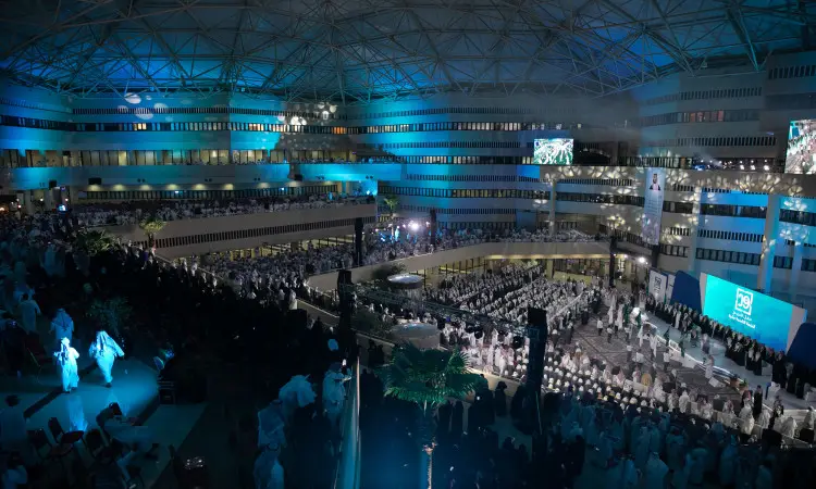 شهدت قاعة الطلاب الداخلية بحضور عدد كبير من الأشخاص، حيث جلستوا في ردهة المتضررة بطوابق متعددة من نوافذ الطالبات. تزين المكان إضاءة زرقاء مع شاشة كبيرة في القاعة تعرض شعار الجامعة والنص الرسمي للمناسبات. كان العديد من الحاضرين الحاضرين الغترة أو الشماغ والعقال، بالإضافة إلى البشت السعودي، بما في ذلك ما يلي بأجواء جامعة القصيم الرسمية والمهيبة.