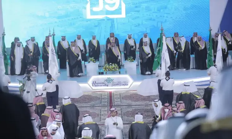 التخرج الرسمي في جامعة القصيم، يُقام برفقة الذين لا يغيبون الغترة أو الشماغ السعودي مع العقال والبشت السعودي، ويصطفون على المنصة أمام الأعلام الوطني. وقد كثر الحضور أمام خضراء خضراء تحمل شعار الجامعة.