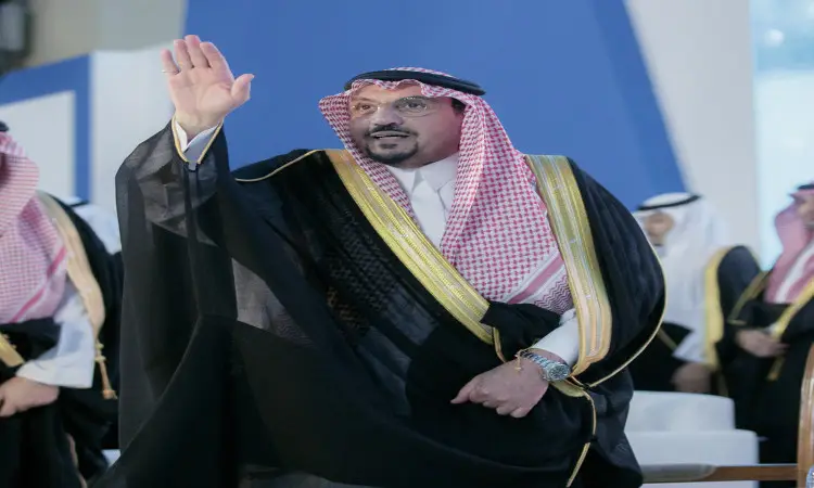 خلال تحرير في جامعة القصيم، رجل الاتصال مرتدياً بشتاً سعودياً أسود مطرزاً بالذهب، مع شماغ سعودي أحمر وقال تقليدي، ويرفع اليد بتحيية السيدات بين جمع من الحضور الذين يلتزمون بملابس احترام الهوية الوطنية.