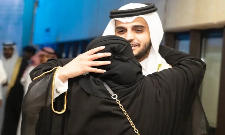 في مشهد المشهد خلال تخرج الدفعة التاسعة والتسعين في جامعة القصيم، قام أحد الرجال مرتدياً البشت السعودي مع الشماغ والعقال، بمعانقة سيدة ترتدي العباءة السوداء والجاب، ووصلت إلى واحدة من الأمهات الكريمات، وذلك خلال لقاء امتزجت فيه مشاعر الفرح والفخر. ونظرا لعدد من الحاضرين وظهورهم رسمياً يعتبرون ذلك السعيدة.