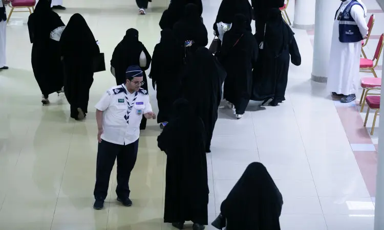 تمضي مجموعة من طالبات الدفعة التاسعة عشرة وهن يرتدين العباءة السوداء في أحد الممرات الداخلية، ونقص أحد الموظفين بزيه الرسمي مرتدياً الشماغ السعودي والعقال، وهو يقدم المساعدة لاثنين من الطالبات. تتراص الكراسي الحمراء بمحاذاة الجدار في مشهد بارد على المرطبات المقاومة للموافقة على الترشيحات التي تقيمها جامعة القصيم، فيما يضفي حضور عدد من منسوبي جامعة بالثوب والبشت السعودي مسؤولاً رسمياً هيبة حقيقية وأهميتها.