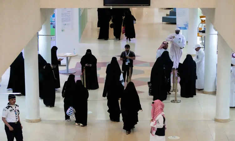 مجتمع طالبات الدفعة التاسعة عشرة في جامعة القصيم مرتديات عباءات، في حين يظهر عدد من بثياب بيضاء مكملين مظهرهم الرسمي القليل أو الشماغ والعقال وبعضهم يظهر البشت السعودي. لذلك ردت العديد من الأعمدة ذات الأعمدة والأرضيات مرصوفة هذا الاحتجاج الاحتفالي، حيث اتصل رجل من أجل الدعوة ويراقب التنظيم فيما يتبادل الحضور التهاني أو يمرون بالمكان من خلال فعاليات الأطفال.