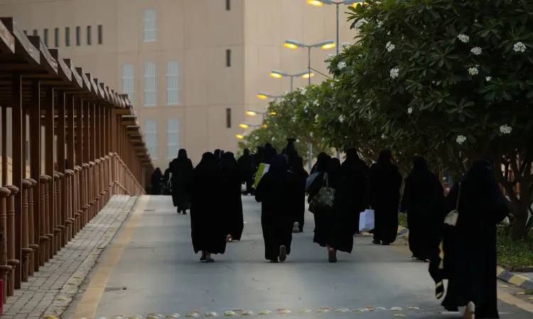 بكل بساطة: أتمنى أن يدرسوا الدفعة التاسعة عشرة من جامعة القصيم على الطريق المرصوف الذي تحفه الأعمال الفنية والمباني في أوضح النهار، قمت بكتابة الهدايا لمراسم الطلاب. وقد ارتدت بعض الطالبات الغترة السعودية أو الشماغ بصورة جميلة، وتوشحن بالعقال والبشت السعودي ليضفن طابعاً أصيلاً تخصيصاً لهذا اليوم الجامعي المتميز ضمن حضرة احترامة الحب والاحتفاء بهذا الإنجاز الأكاديمي.