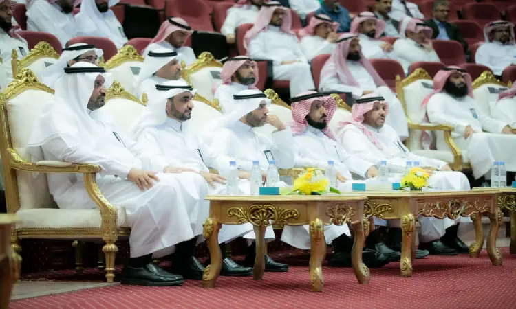 ضبط عدد من الرجال مرتدين الغترة أو الشماغ السعودي مع العقال والبشت السعودي في كتابه على كراسي فخمة ضمن ورشة عمل نظمتها جامعة القصيم. وتتوزع أمامهم طاولات صغيرة تحمل زجاجات وتنسيقات من الزهور الصفراء، في جماهير تليق بمثل هذا الحدث الأكاديميين المرموق.