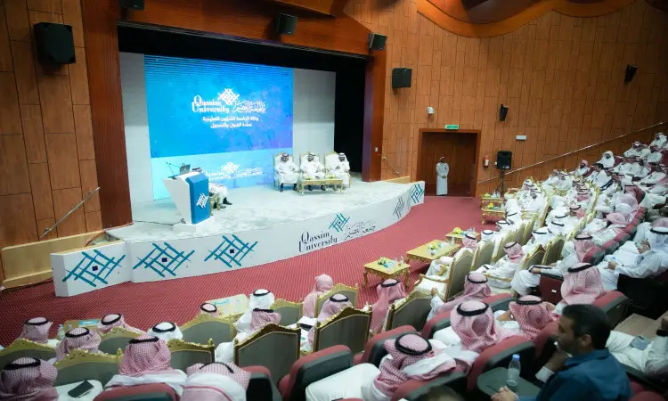 يجتمع جمع غفير من الحضور، يغلب عليهم الرجال مرتدون الغترة أو الشماغ والعقال والبشت السعودي التقليدي، في قاعة مُحاضرات في القصيم. يجلس الجميع في مواجهة المسرح حيث تُعقد جلسة نقاشية حول موضوع "الفصول الثلاثة". وتتميز بخلفية زرقاء تحمل نصوصًا باللغة العربية والإنجليزية.