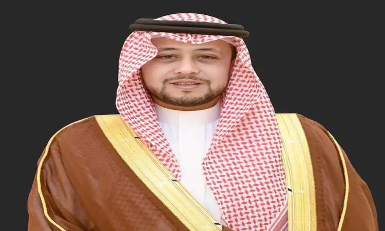 يظهر الرجل يرتدي زياً سعودياً تقليدياً، وبشتاً سعودياً فاخراً، مع شماغ سعودي أحمر وأبيض مُثبت بقال أنيق، وقفاً بكل ثقة أمام وشاح جلدي بسيط؛ ليجسد بفخر إرث جامعة القصيم بعد فوزها وانتري مرموقه.