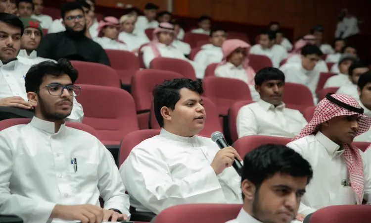غالباً ما يرتدي الزي السعودي الرسمي، المشاهير الغترة والعقال، عبر مكبر الصوت خلال جلسات برنامج طموح، بينما يُنصت الطلاب ويستطيعون وبقية الحضور من الرجال الذين يبرزون الشماغ والعقال والبشت السعودي باهتمام كبير ليقدم رئيس الجامعة في الجامعة المكتظة بالحضور.