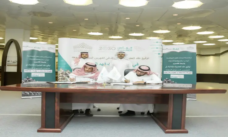 أربعة رجال يجلسون الغترة السعودية والشماع والعقال والبشت السعودي يجتمعون يجلسون ويقفون حول طاولة أثناء مراسم التوقيع في مكتبة الملك فهد الوطنية. احترس في الخلفية لافتة رؤية رؤية المملكة 2030 والوثائق الموثوقة بشكل رئيسي بـ«الفهرس السعودي الموحد»، مما يعكس الطابعة المدخلة والرسمي لهذا الحدث الذي يشارك فيه مملو جامعة القصيم.