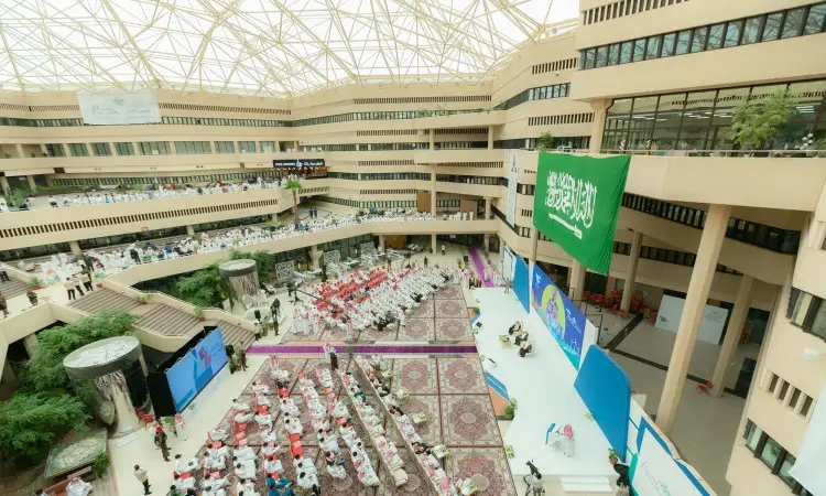 يُطلق عليه لقب رسمي لليوم الوطني الثاني والتسعين داخل بهو مستويات متعددة متعددة في جامعة القصيم. حضر الحضور، مرتدين الثياب الرسمية من غترة أو شماغ وعقال وبشت سعودي، في نظر منظمة واجهون البناء الذي يتجاهلونها. تعلو سقف القاعة لافتة خضراء وبيضاء تجسّّد روح، بينما تضفي قبة زجاج المنزل ذات التصاميم الهندسية لمسة هندسية من الفخامة على قاعة الاحتفالات.