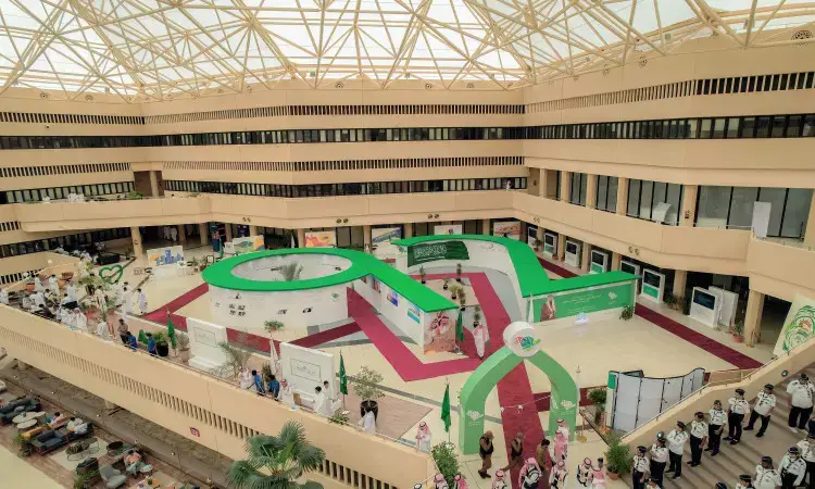 يضم البهو الداخلي الواسع معرضًا متميزًا في مركزه، الجهات الرسمية في جناح العرض الأخضر مصمم بشكل جزئي احتفاءً باحتفال جامعة القصيم باليوم الوطني 92. وتحيط بأجنحة العرض بالمكان، بينما يتجول الضيوف بين الأروقة وهم أمام الغترة أو الشماغ والعقال والبشت السعودي تحت زجاج زجاجي شاهق، يعكس بوضوح الفخر والاعتزاز وهذا صحيح الوطنية العزيزة.