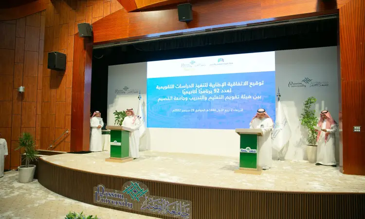 الرجال الحاضرين الزي السعودي الرسمي المكون من غترة أو شماغ، عقال، وبشت أربعة سعودي الاتصالون خلف لوحات على قاعة في القاعة بعناية شديدة لقاعات القسيم. رصد شاشة كبيرة خلفهم نصًا باللغة العربية عن الاعتمادات البرامجية. وقد زُينت نباتات خضراء لتكتسب طابعًا رسميًا فاعلًا.