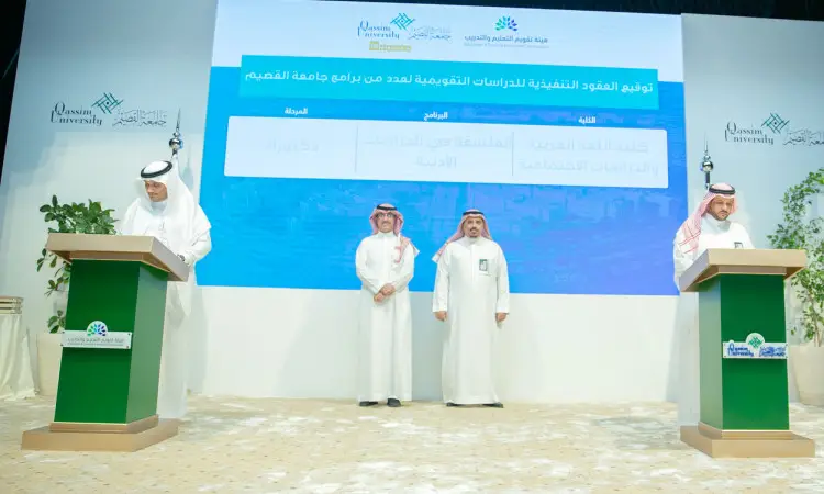 لا تنسى الرجال الذين يرتدون الغترة أو الشماغ مع العقال، وعبايات البشت أربعة أطفال سعوديين، على منصة. ويقف اثنان منهم خلف منصتي توقيع، أثناء وثائقي اليومية. ينصح في شاشة رقمية كبيرة تحمل نصوصاً باللغة العربية إلى جانب شعار جامعة القصيم، وتبرز الاعتمادات البرامجية الممنوحة من هيئة التعليم التعليمي الموصى بها.