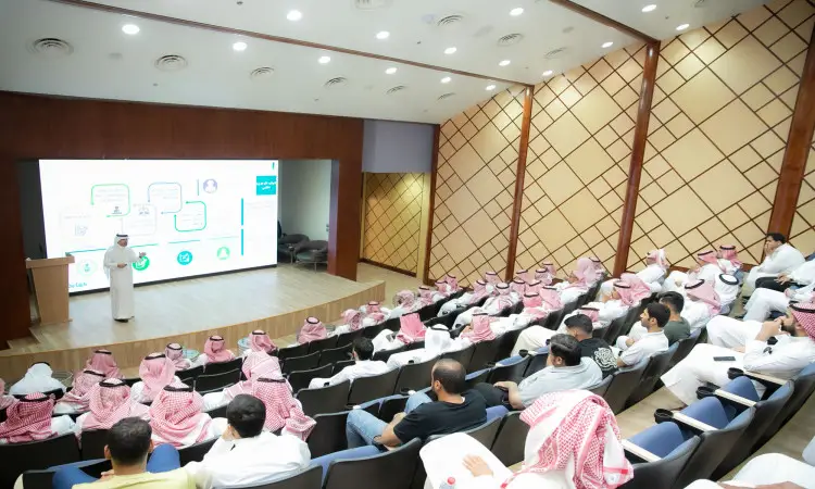 The Saudi Pashtina, Ghattara, Eqal and Shamaa are present to lead a workshop on rationalizing energy consumption, in the presence of a number of governmental bodies at Qassim University. They must attend, so that they bring the ghatta or shemagh with the headband and shammaa, with focus and attention in front of a large screen on which diagrams and texts on the topic of the workshop are projected.
