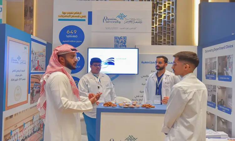 يتبادل أربعة رجال المعاطف البيضاء فوق الثوب السعودي والبشت، بالإضافة إلى الشماغ والعقال، أطراف حديثة في جناح جامعة القصيم ضمن فعاليات المؤتمر السعودي السابع للبصريات. ولم ينتج الجناح عدداً من الملصقات التعريفية والنشرات التوعوية، كما يوجد شاشة عرض تلفزيونية وسينية من التمر على المنضدة أمامهم.