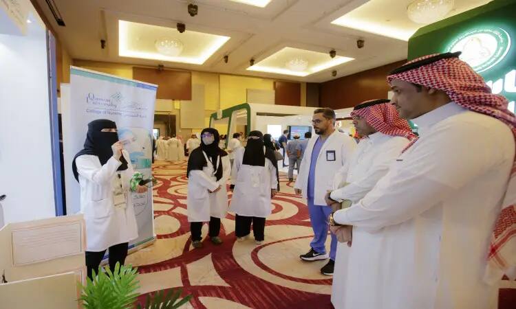 في جناح مؤتمر المؤتمر السعودي للإستطلاع لكلية التمريض في مقاطعة كوسيم، فلوريدا سيدة تبرز نقابًا أسود ومتباينًا أبيضًا مجموعة مخاطبة النساء. وقد ارتدى رجال الغترة السعودية أو الشماغ مع العقال والبشت السعودي، أما النساء فارتدين الزي الرسمي الطبي. وعدد قليل من الملصقات التعريفية لبرامج كلية التمريض وخدماتها الأكاديمية وما بعدها.