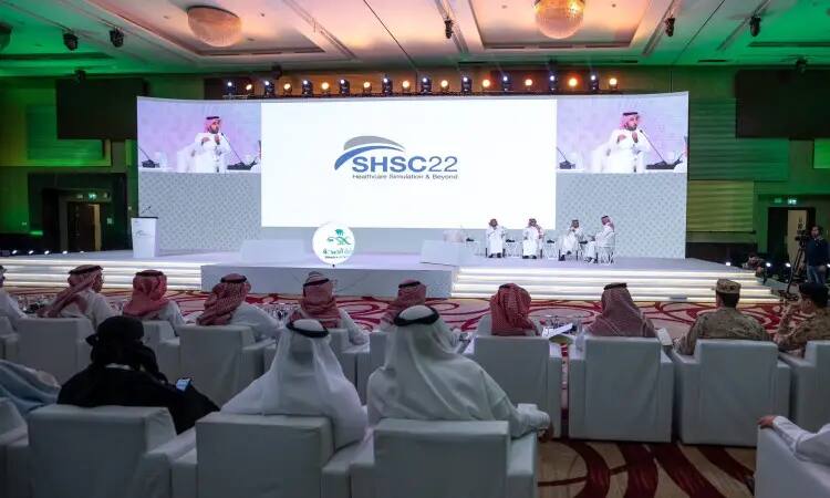 حضروا مرتدين الغترة أو الشماغ والعقال، بالإضافة إلى البشت السعودي، في مواجهة المنصة الرسمية في مؤتمر السعودي للتحدث في القصيم، اجتمعوا حيث أعضاء اللجنة العلمية أمام شاشة كبيرة تعرض شعار "SHSC22 Healthcare Simulation & Beyond"، وذلك ضمن قاعة حديثة ومضيئة احتراما لتنظيم الراقي للفعالية.