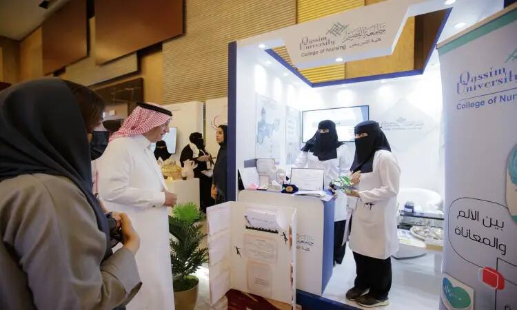 ألت عدد من الأشخاص في كلية التمريض من جامعة القصيم، مرتدين الغترة أو الشماغ والعقال والبشت السعودي. تقوم امرأتان بوضعان المعاطف البيضاء والنقاب بتسليم الجوائز وتكريم التعريفية وذلك خلال الفعالية المقامة في المؤتمر السعودي المخصص.