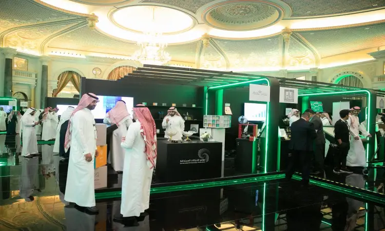 يحتفل الرجال بالغتيرة أو الشماغ والعقال والبشتاء السعودي، إلى جانب الضيافة بلباس رسمي من البدلات، يتبادلون الحديث داخل جناح الجامعة من خلال مؤتمر شراكات التضامن، وذلك في قاعة تتزين بالثريات والإضاءات الخضراء والشاشات الرقمية. تسود المكان المناسب ومهنية الاحترام مكانة جامعة القصيم.