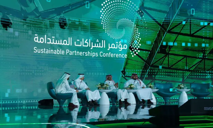 يجلس أربعة رجال الزي السعودي الأصلي المكوّن من الغترة أو الشماغ السعودي والعقال، إضافة إلى البشت السعودي، على منصة المؤتمر ضمن فعاليات مؤتمر الشراكات الاجتماعية. تم انعقاد هذه الجلسة في إطار خلفية رقمية خضراء الاحترام هوية الحدث، بحضور معالي وزير التعليم ومشاركة جناح جامعة القصيم.