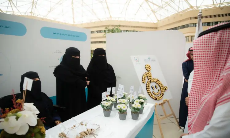 من خلال الفعالية الداخلية التي أنشأتها عمادة شؤون الطلاب، وقفت مجموعة من الطلاب ببايات سوداء ونقابية خلف طاولة مزينة اشتراكات ورود معونة، ممثلات برنامج رواد فيسبوك. حيث يوجد، وقف أحد الحضور مرتديًا الثوب والبشت السعودي مع الشماغ والعقال يتأمل ملصقًا عصريًّا، طابع البرنامج.