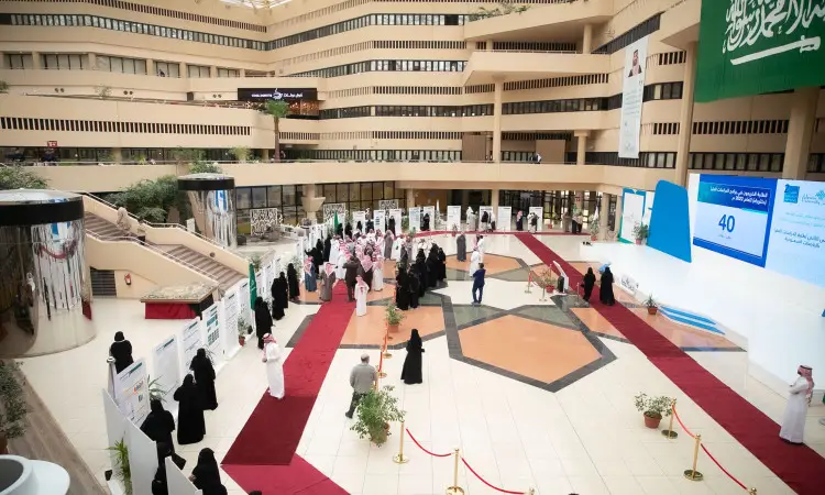 يتجمع الحضور في بهو مرحباً بفروش السجاد الأحمر، وعرض فيه لوحات تعريفية عن ملتقى طلب الدراسات العليا، بالإضافة إلى الطباعة الرقمية الحديثة. ارتدى العديد من المشاركين الشماغ السعودي أو الغترة مع العقال والبشت السعودي، وذلك تحت رايات خضراء وبيضاء كبيرة تزين أرجاء المكان.