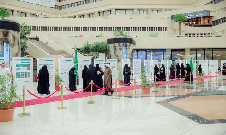الاتصال بمجموعة من الأشخاص، لاتهم من النساء مرتديات العباءات السوداء، بالإضافة إلى عدد من الرجال الذين تأخرت الغترة أو الشماغ السعودي مع العقال والبشت السعودي، أمام لوحات بحثية في ملتقى طلبة الدراسات العليا في القصيم، حيث تم عرض هذه اللوحات على حوامل داخل قاعة خاصة فسيفساء بالفعل بالتصميم الحديث ولكنها مختلطة وتداخل بحبال حمراء. لبعض الوقت يحضر وهم يتبادلون النقاشات حول اللوحات البحثية في النهاية.