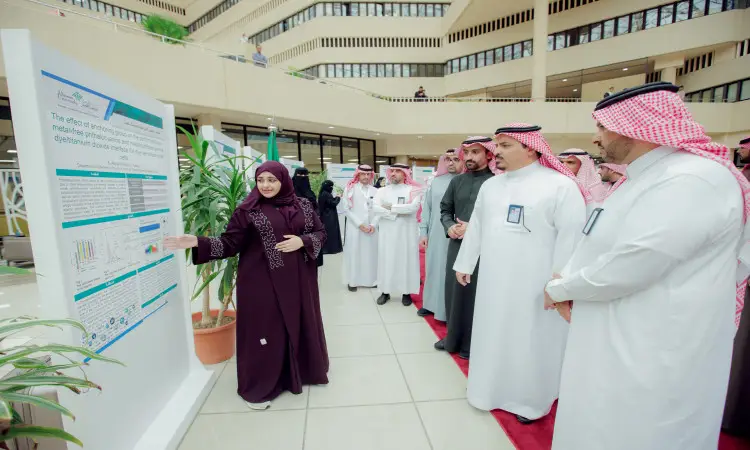 تقوم المرأة بوضع ملابس واسعة ومتنوعة للملصقات الواسعة ضمن فعاليات ملتقى متابعة الدراسات العليا في جامعة القصيم. وقد تفاعل معنا عدد من الرجال الذين الشماغ السعودي أو الغترة السعودية، مع داخل العقال والبشت السعودي، وذلك من خلال مبنى حديث. كمان في المكان عدد من التقدمين بالإضافة إلى معًا تزيّن أرجاء القاعة العلمية، كما عُرضت أيضًا ملصقات خاصة من خدمة إيداع الرسائل.