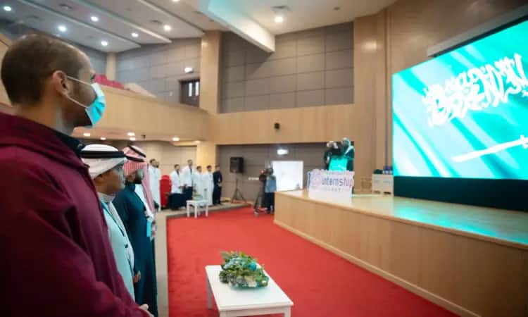 الاتصال بجمع من الأشخاص الحاضرين الغترة أو الشماغ السعودي مع العقال، مرحبا متجون بالشت السعودي، على السجادة الحمراء في قاعة الاحتفالات في القصيم. سوف يحضر شاشة رقمية كبيرة على المنصة، في المنتصف لمدة واحتفالية تُجسّّد للمرة الأولى في دورة الإبداع العاشرة لطلبة الطب.