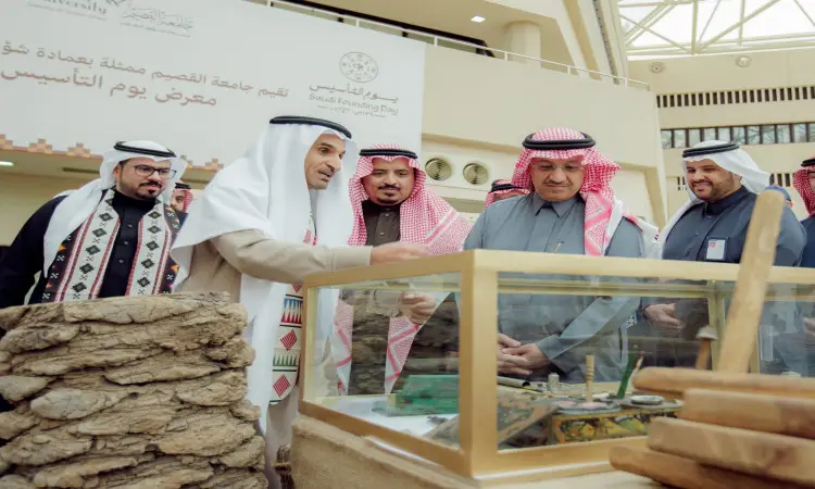 يجتمع عدد من رجال مرتدين الزي السعودي الرسمي، يشمل الغترة أو الشماغ والعقال والبشت السعودي، يتقدمهم معالي وزير التعليم، في جناح مخصص ليلتين وتسجل السعودي ضمن معرض داخلي في القصيم. ويحضر أحد إلى صندوق زجاجي يحوي النماذج المصغرة لمرافق الجامعة، وذلك خلال اطلاعهم على العروضات.