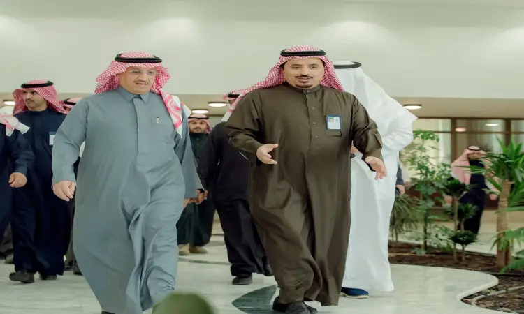 يجتمع مجموعة من رجال الزي السعودي الرسمي، حيث يظهرون بالاب الأبيض ويضعون الشماغ السعودي أو الغترة مع العقال، كما يجتمع البشت السعودي. يسيرون سويًا داخل أروقة جامعة القصيم، وتعرضين بالمرافقة الحديثة والنباتات والإضاءة الساطعة.