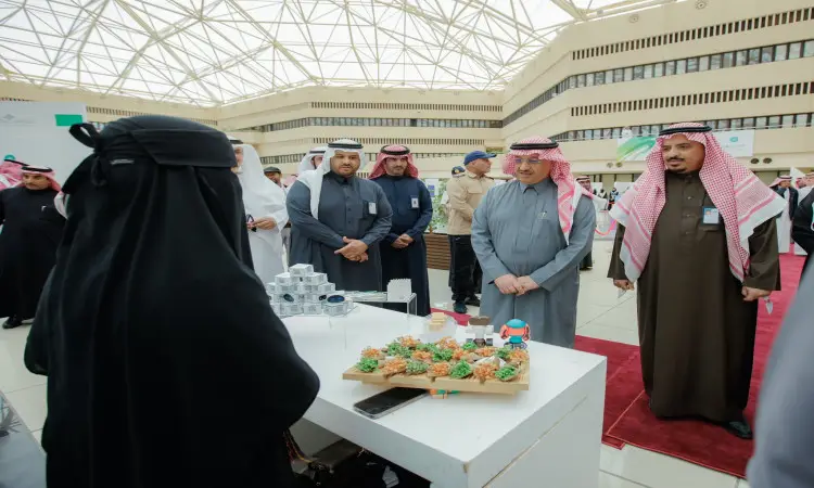 توم مجموعة من رجال الزي السعودي الرسمي، والمتمثل في الشماغ أو الغترة والعقال مع البشت السعودي، بينهم معالي وزير التعليم، إحدى الشركات التي ترصد بعذريتها السوداء أثناء تقديمها من خلال عرضًا لنموذج إبداعي فعال لشخصية أُقيمت داخل جامعة القصيم، وذلك في قاعة ذات تصميم معماري عصري وسقف زجاجي.