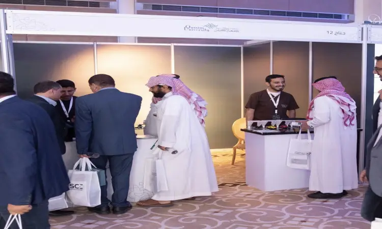 في المؤتمر والمعرض الدولي للمهندسين في مدينة الرياض، يجتمع رجال كليات الفنون والبزات الرسمية في معرض المعرض؛ وقد تميزت بارتداء شماغ سعودي أو غترة سعودية مع عقال، في حين اختارت البشت السعودي ليضفي طابعا على حضورهم. أظهر عدد منهم حاملين حقائب المؤتمر ويقفون خلف الكاونتر متبادلين الأحاديث حول الفعاليات وما يتقدمها جامعة القصيم في هذا المحفل الهنديسي المرموق.
