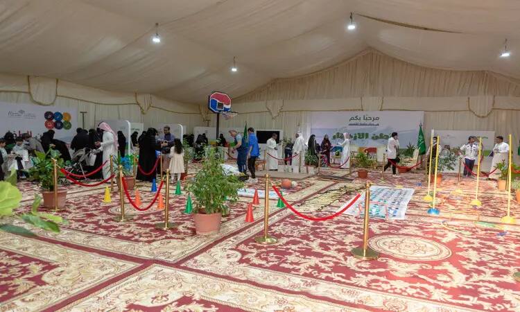 Qassim University is witnessing a huge internal event, highlighting the activities of the various clubs, where attendees interact in various indicators, activities and interests. The venue is luxuriously decorated with luxurious red and gold carpets, carefully arranged decorative plants, and informative presentations. A Saudi membership is allocated to cover the attendance of students wearing the Saudi Ghutra, Shemagh, Egal, and Bisht, to embody the distinctive national identity and enhance even the Buraydah Spring Festival with a spirit of celebration and authenticity.