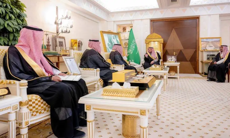 يجتمع مجموعة من رجال مرتدين الغترة أو الشماغ السعودي مع العقال، ويرتدون البشت السعودي الرسمي، في قاعة فاخرة مزينة بالأعلام السعودية وللزخرفة الذهبية، حيث يناقشون أحدث في مجال الذكاء الاصطناعي ضمن فعالية الدكتور فيصل بن مشعل في جامعة القصيم، وذلك وسط مجموعة من اللوحات الرسمية والمؤطرة.