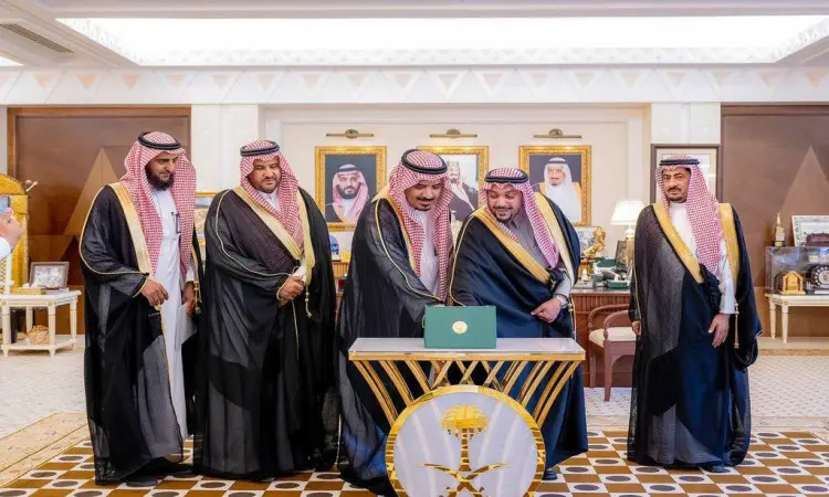 الاتصال ستة رجال مرتدين الغترة أو الشماغ والعقال والبشت السعودي أنيق حول طاولة يتوسطها صندوق البريد بقماش أخضر، يجدن مبتسمين في قاعة مزدانة بصور و للمزيد من الذهب، فيما بعد أمير القصيم فقط عن جهود الذكاء الاصطناعي في المنطقة.