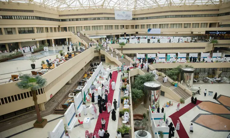 تشهد الجامعة حدثًا تشهدًا داخل بهو واسع، حيث يتجوّل الحضور بلباسهم التقليدي الذي يبرز فيه الشماغ السعودي، العقال، البشت السعودي والترة بين أجنحة ومعروضات معرض يوم المهنة التقني. أدى ذلك إلى إنتاج التصميم العصري وانتشار المسطحات الخضراء من الأماكن الحيوية والرسمية، بما في ذلك ما يليق بمكانة جامعة القصيم.