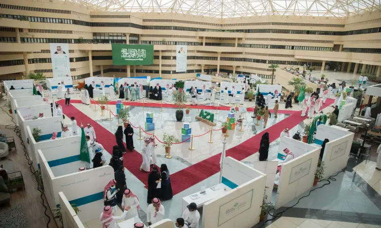 فعالية كبيرة في قاعة الإكسسوارات الزجاجية الحديثة داخل جامعة القصيم، الاحتفال باحتفالات المهنة المهنية". وحضر كبير جمع كبير من المشاركين مرتدين الغترة أو الشماغ والعقال والبشت السعودي في احترام احترام الفنان الوطني والرسمي للمناسبة. كما تشمل الفعالية على أجنحة تعريفية، ولافتات، وعروض متنوعة موزعة في جميع أنحاء الجامعة الفسيحة لتعريف الزوار بفرص التوظيف والمسارات التقنية المتاحة.