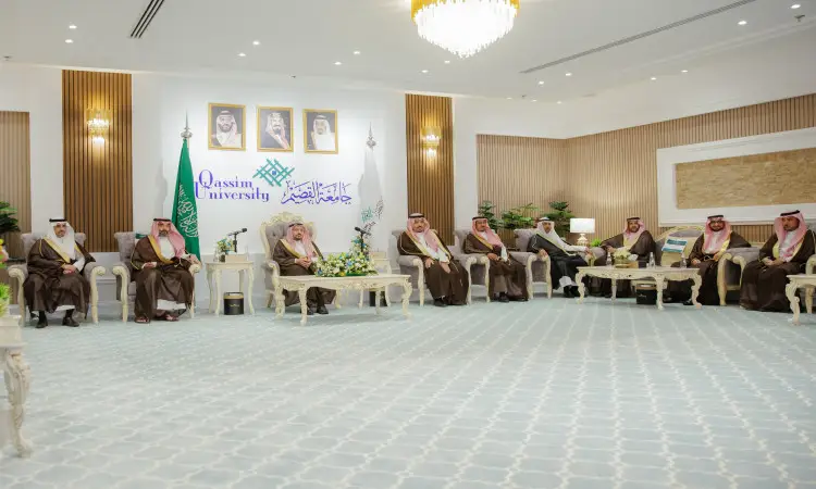 An official meeting was held at Qassim University, accompanied by His Highness the Emir of Qassim and an elite group of men wearing the Saudi ghafla, or shemagh and aqal, as well as the traditional Saudi bisht. The meeting was held in the meeting hall Zwint with the name of the Saudi flag and its president.