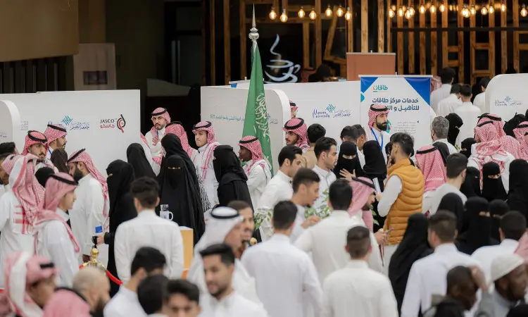 يجتمع جمع كبير من الرجال والنساء في قاعة مغلقة خلال ممارسة المهنة التقنية التي تقيمها جامعة القصيم، حيث يحضر العديد من الحضور الغترة السعودية أو الشماغ مع العقال، بالإضافة إلى مشاركات بعض المشاركين البشت السعودي التقليدي. لإكمال في أجنحة تعريفية ولافتات مُميزة بالإضافة إلى علم المملكة العربية السعودية. وشاركنا الحضور بالنقاش والتواصل مع ممثلي الهيئات المختلفة، حيث أن أحاديثهم تتعلق بموضوعات تتعلق بالمعلومات التقنية وفرص العمل المتاحة في هذا المجال.