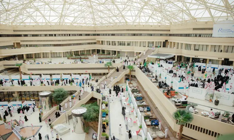 تحتضن قاعة التصميم الداخلية ذات الطابع المعماري، غمرتها الشمس المتوافقة عبر السقف زجاجي هندسي، حضورًا مكثفًا لمشاركي يوم المهنة التقني. وتساهم النباتات لا بين الأركان والأدوار المتعددة المزودة بدرابزينات في تعد مميزة على الفعالية، حيث يجوب الزوار من أبناء المملكة مرتدين الغترة أو الشماغ والعقال والبشت السعودي أجنحة المعرض التي نظمت الرائعة تحت التنفيذ وزارة الاتصالات في رحاب جامعة القصيم.