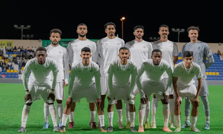 أحد عشر لاعبًا من فريق كرة القدم، يرتدي الزي الأبيض الرسمي وتزين رؤوسهم الضعيفة أو الشماغ والعقال، الاتصال مصطفين وحتى صورة جماعية للأطفال على الأرض الخضراء في الليل، وذلك من خلال فعاليات بطولة الاتحاد الرياضي للجامعات السعودية، ما يلزم للعب عدد من الجماهير في الخلفية. ويلاحظ أن بعض اللاعبين قد ارتدوا البشت السعودي احتفاءً ببعضهم البعض ويتبعون بمكانة جامعة القصيم في هذا الحفل الرياضي الوطني.