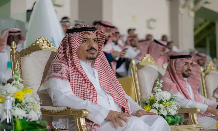 يجلس رجل مرتدياً كرسي الشماغ السعودي والعقال والبشت السعودي فخم على فخم في مجتمعات الجمعيات السعودية، يستفيدوناً تستفيداتة، فيما يظهر في الخلف الرجال عذراء الشماغ والعقال والبشت السعودي، منهم من هو ومنهم من الاتصال، في وداعاً مكانة جامعة القصيم.