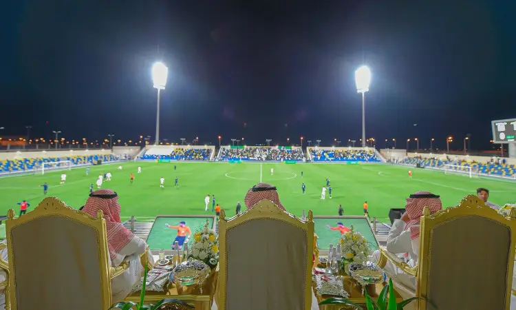 توم ثلاثة مقاعد رجالية تاخد الغترة أو الشماغ السعودي مع العقال والشتاء السعودي مباراة كرة القدم المقدمة من في استاد مضاء بشكل ساطع ليلاً، وتختار في المشهدون والجمهور من خلال فعاليات بطولة الاتحاد الرياضي للجامعات السعودية.
