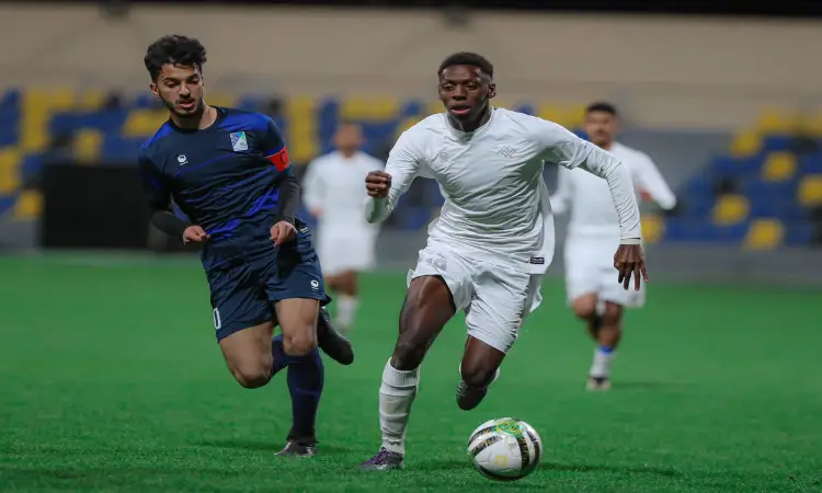 يتنافس لاعب كرة القدم على الأرض في الملعب الأخضر خلال بطولة الاتحاد الرياضي للجامعات السعودية؛ حيث ارتدى الزي الأبيض والمراوغة، فيما بعد يلاحقه لاعب المنتخب الوطني مرتدياً الزّي الكحلي مع شارة القائد الأحمر. ويبرز المسؤولون عن الهوية الوطنية من خلال نتاج الشماغ والعقال والبشت السعودي، مما يؤكد مسئوليةً رسمياً تبعاً لنتائج جامعة القصيم ومكانتها ضمن السعودية.